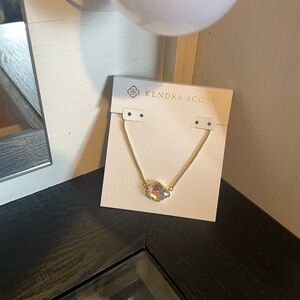 KENDRA SCOTT | TESS GOLD PENDANT NECKLACE IN DICHROIC GLASS